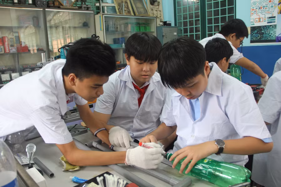 Cùng nhau làm tên lửa nước mini từ chiếc chai nhựa