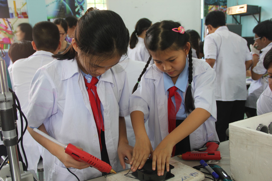 Học sinh khối 6 làm máy lạnh mini