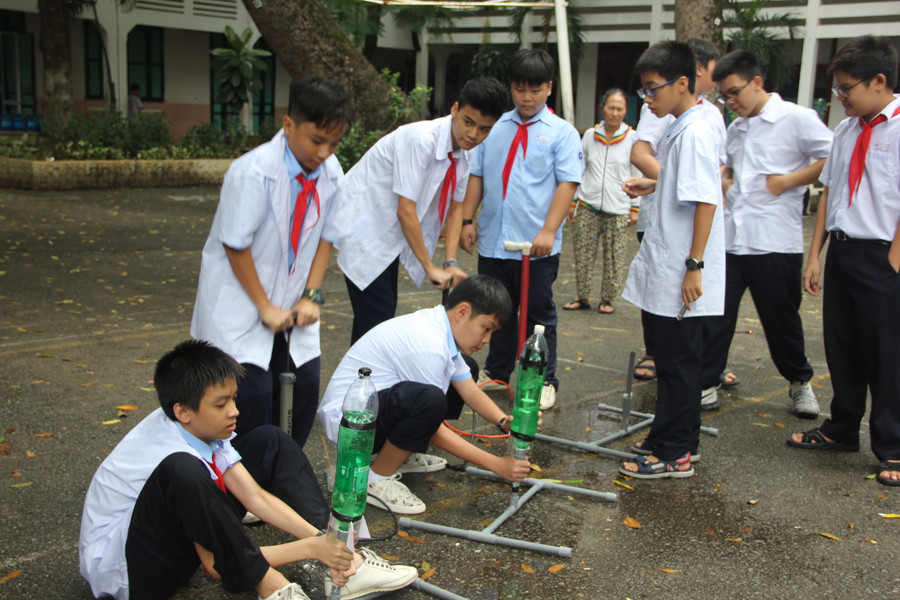 Tên lửa nước mini hoàn thành được đưa xuống sân trường thử nghiệm