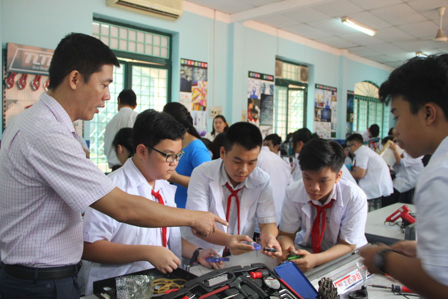 Trao đổi với thầy về chiếc xe chạy bằng pin, làm từ bút xóa