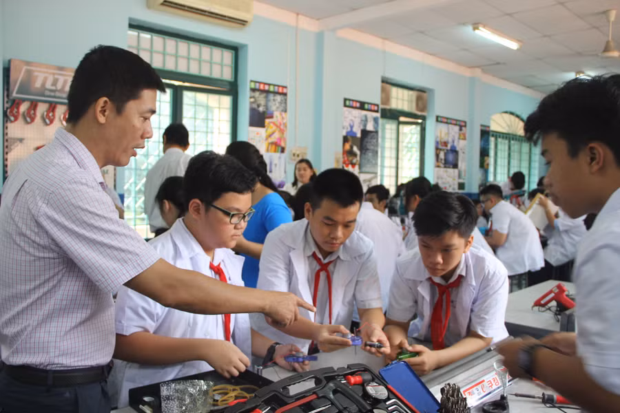 Trao đổi với thầy về chiếc xe chạy bằng pin, làm từ bút xóa