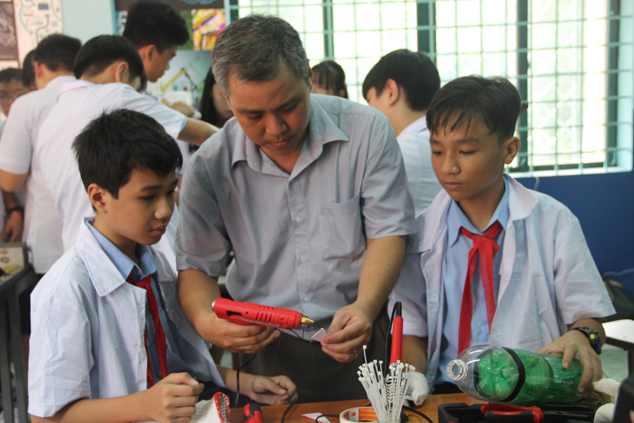 Giáo viên đóng vai trò hướng dẫn, hỗ trợ khi các em cần