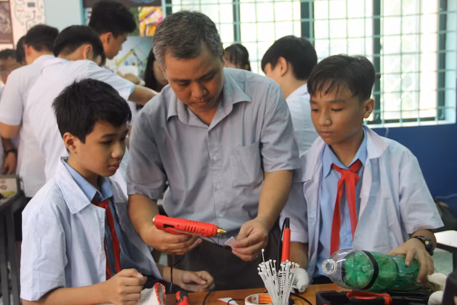 Giáo viên đóng vai trò hướng dẫn, hỗ trợ khi các em cần