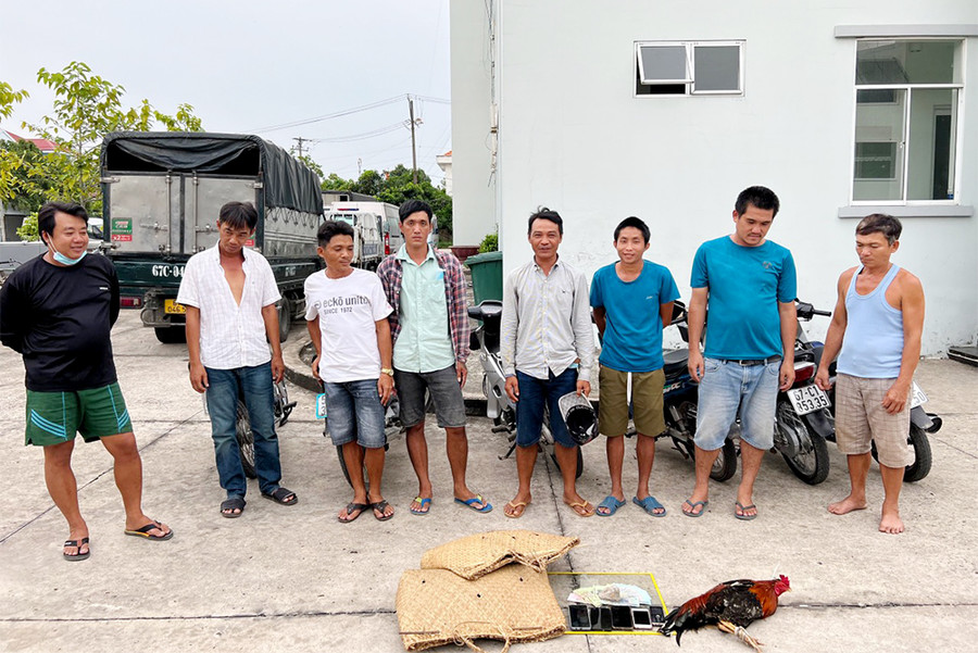 Các đối tượng cùng tang vật liên quan. (Ảnh: Tiến Tầm) Các đối tượng cùng tang vật liên quan. (Ảnh: Tiến Tầm)