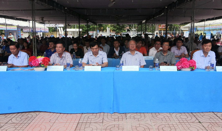 Lãnh đạo huyện Tri Tôn (An Giang) tham dự Ngày hội. Lãnh đạo huyện Tri Tôn (An Giang) tham dự Ngày hội.