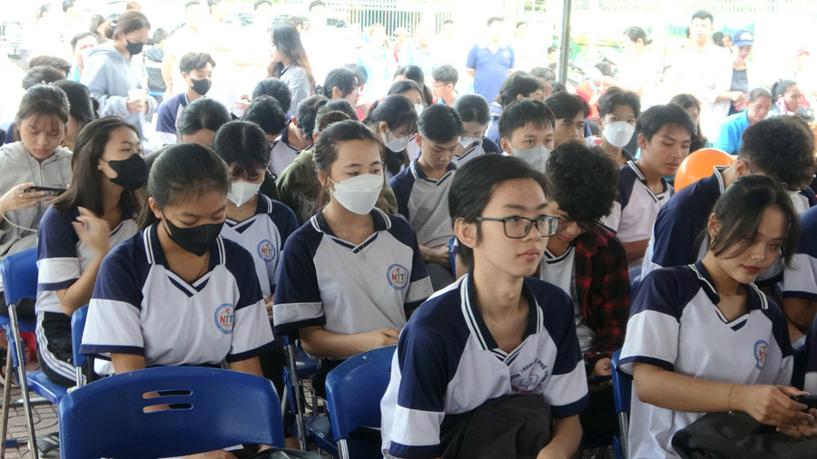 Người lao động và học sinh cùng tham dự Ngày hội. Người lao động và học sinh cùng tham dự Ngày hội.