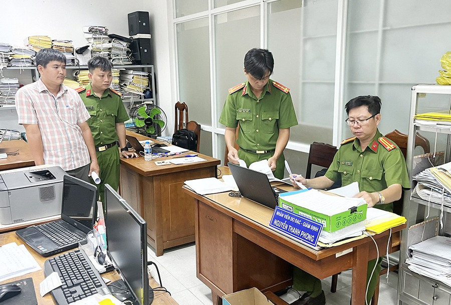 Cơ quan Công an thi hành Lệnh khám xét nơi làm việc của bị can Nguyễn Thanh Phong. (Ảnh: Tiến Tầm) Cơ quan Công an thi hành Lệnh khám xét nơi làm việc của bị can Nguyễn Thanh Phong. (Ảnh: Tiến Tầm)