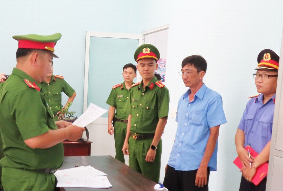 Cơ quan Công an tống đạt các Quyết định và Lệnh bắt tạm giam đối với bị can Nguyễn Thiện Thanh. (Ảnh: Tiến Tầm) Cơ quan Công an tống đạt các Quyết định và Lệnh bắt tạm giam đối với bị can Nguyễn Thiện Thanh. (Ảnh: Tiến Tầm)