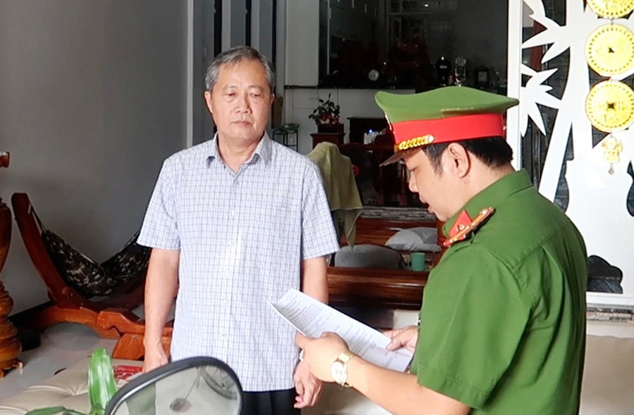 Cơ quan Công an thi hành Lệnh khám xét chỗ ở của bị can Huỳnh Lê Phong. (Ảnh: Tiến Tầm) Cơ quan Công an thi hành Lệnh khám xét chỗ ở của bị can Huỳnh Lê Phong. (Ảnh: Tiến Tầm)