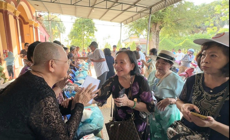 Mạnh thường quân thăm hỏi và trao quà cho bà con Khmer.