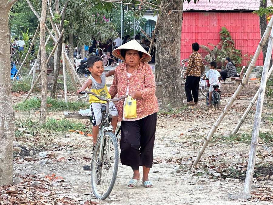 Niềm vui của em bé Khmer khi nhận được quà.