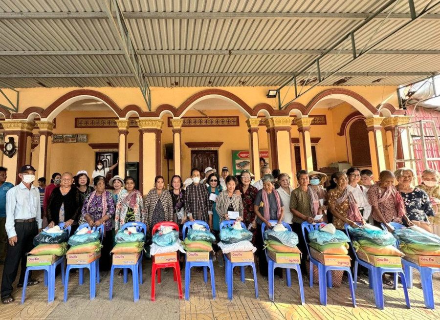 Trao quà cho bà con Khmer xã Núi Tô (Tri Tôn).