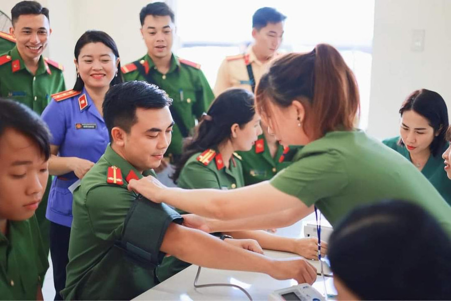 Trung úy Phan Thành Tú (Công an TP Long Xuyên) cùng tham gia hiến máu tình nguyện.