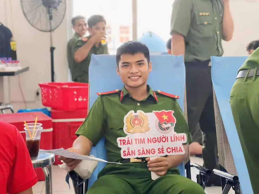 Các cán bộ, chiến sĩ Công an An Giang cùng tham gia hiến máu tình nguyện.