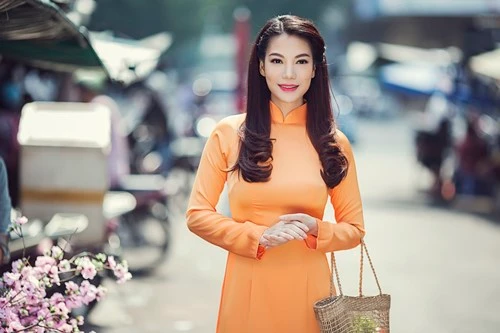 Trương Ngọc Ánh đẹp hiền dịu trong tà áo dài