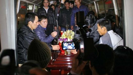 Thi thể anh Đạt được đưa về với gia đình. Thi thể anh Đạt được đưa về với gia đình.