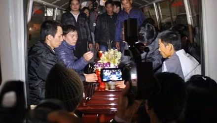 Thi thể anh Đạt được đưa về với gia đình. Thi thể anh Đạt được đưa về với gia đình.