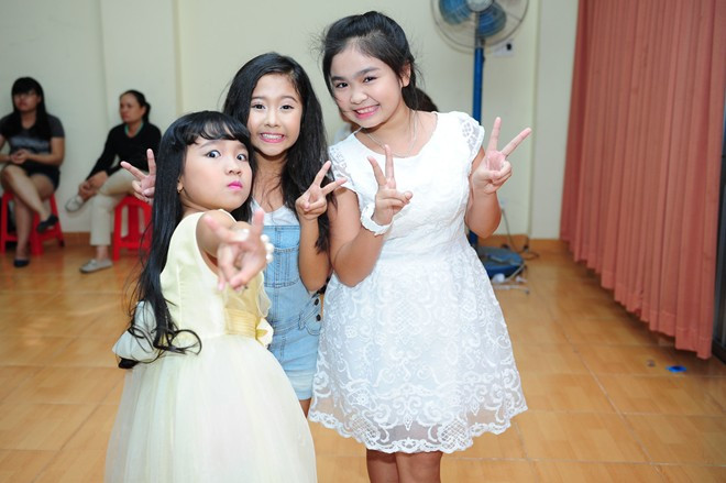 "Búp bê" Hồng Nhung vừa vào TPHCM từ Phan Thiết để tham gia chương trình, còn Hoàng Kim Quỳnh Anh hiện đã cùng gia đình từ Hà Tĩnh vào TP.HCM để học tập và phát triển sự nghiệp ca hát. d