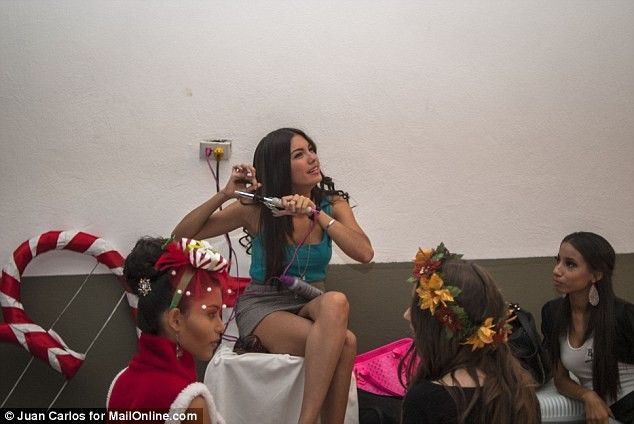 Chuyện kể bên trong lò đào tạo hoa hậu lớn nhất hành tinh