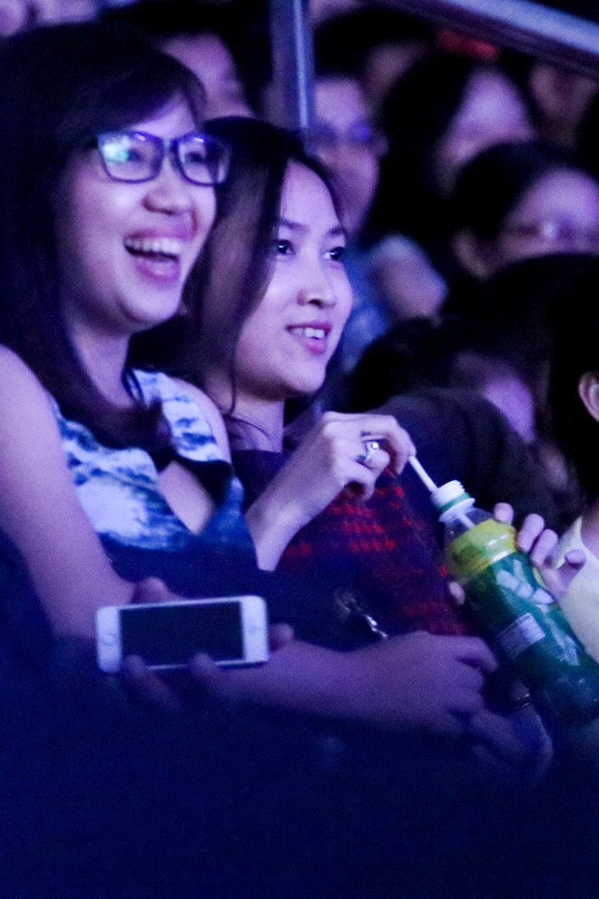 Sau khi kết hôn, Yến Phương có phần tròn trịa, mũm mĩm hơn trước, nhưng cô gái 9x này vẫn rất xinh xắn, tươi tắn và giản dị. Cô dâu mới không giấu được sự hạnh phúc và tự hào khi xem chồng biểu diễn trên sân khấu. d