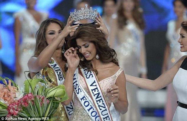 Chuyện kể bên trong lò đào tạo hoa hậu lớn nhất hành tinh