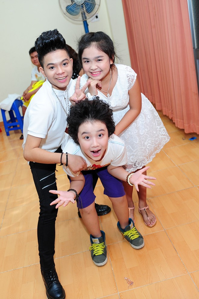 Không khí hậu trường cũng rộn ràng và náo nhiệt không kém với trò đùa của các em nhỏ. Trong ảnh, Quang Anh, Hoàng Anh và Thiện Nhân rất thân thiết và thoải mái đùa giỡn, trêu chọc nhau. d