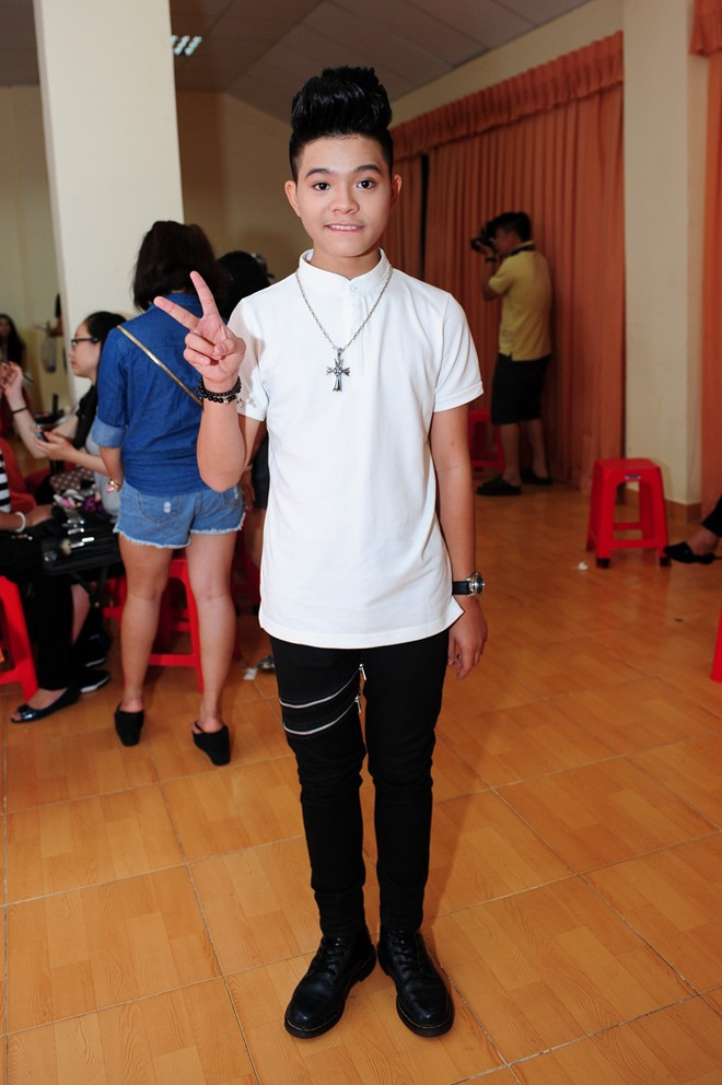 Quán quân mùa giải đầu tiên Quang Anh khiến nhiều người ngỡ ngàng vì chỉ sau một năm đã "trổ giò" thành một cậu thiếu nhiên chứ không còn trẻ con như trước. d