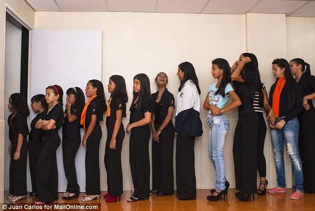 Chuyện kể bên trong lò đào tạo hoa hậu lớn nhất hành tinh