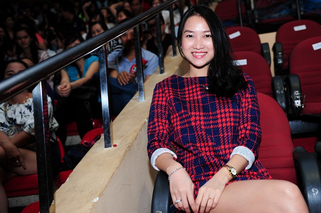 Tối 12/12 tại nhà thi đấu Quân khu 7 (TPHCM) đã diễn ra đêm Gala Giọng hát Việt nhí với sự tham gia của các thí sinh của hai mùa và huấn luyện viên Cẩm Ly và Lam Trường. Đồng hành cùng anh Hai không ai khác chính là vợ trẻ Yến Phương. d