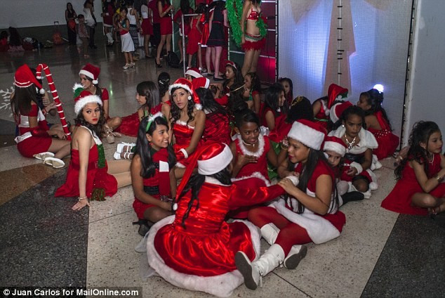 Chuyện kể bên trong lò đào tạo hoa hậu lớn nhất hành tinh