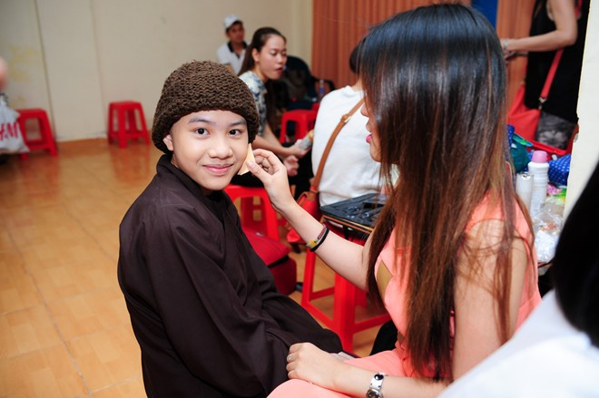 Cô bé quy y Huyền Trân cũng dạn dĩ hơn rất nhiều. d