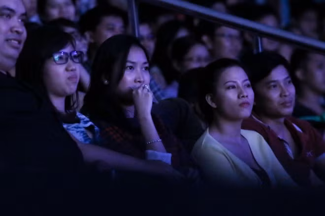 Từ hàng ghế khán giả, Yến Phương chăm chú đưa mắt theo dõi phần trình diễn của ông xã. Đây cũng là lần đầu tiên cặp vợ chồng son này xuất hiện tại chốn đông người sau đám cưới diễn ra vào cuối tháng 11 vừa qua. d