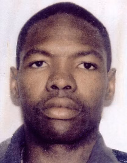 Tòa án ở Nam Phi đã kết tội Moses Sithole vì giết hại 38 người trong giai đoạn 1994 - 1995. Thủ đoạn của Sithole thường là dụ dỗ những cô gái trẻ, hứa hẹn sẽ giúp các cô có việc làm tốt, sau đó y cưỡng hiếp, tra tấn các nạn nhân rồi hạ sát họ. Mức án tù của Sithole đến hơn 2.400 năm.