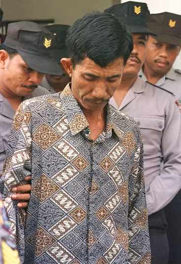 Sát thủ người Indonesia, Ahmad Suradji, tin rằng việc giết người sẽ giúp y có được phép lạ. Dưới vỏ bọc của một người gây giống gia súc, Suradji tiếp cận và giết hại ít nhất 42 phụ nữ bằng cách siết cổ. Cảnh sát tin rằng con số nạn nhân thực sự có thể đến 70 hoặc 80 người. Tòa án tuyên án tử hình với Suradji vào năm 1998, y ra pháp trường xử bắn năm 2008.