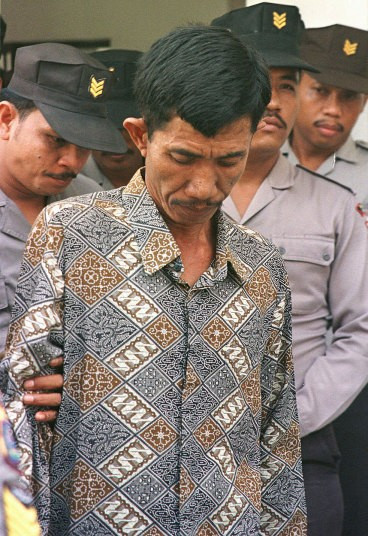 Sát thủ người Indonesia, Ahmad Suradji, tin rằng việc giết người sẽ giúp y có được phép lạ. Dưới vỏ bọc của một người gây giống gia súc, Suradji tiếp cận và giết hại ít nhất 42 phụ nữ bằng cách siết cổ. Cảnh sát tin rằng con số nạn nhân thực sự có thể đến 70 hoặc 80 người. Tòa án tuyên án tử hình với Suradji vào năm 1998. Y bị xử bắn năm 2008. Sát thủ người Indonesia, Ahmad Suradji, tin rằng việc giết người sẽ giúp y có được phép lạ. Dưới vỏ bọc của một người gây giống gia súc, Suradji tiếp cận và giết hại ít nhất 42 phụ nữ bằng cách siết cổ. Cảnh sát tin rằng con số nạn nhân thực sự có thể đến 70 hoặc 80 người. Tòa án tuyên án tử hình với Suradji vào năm 1998, y ra pháp trường xử bắn năm 2008.