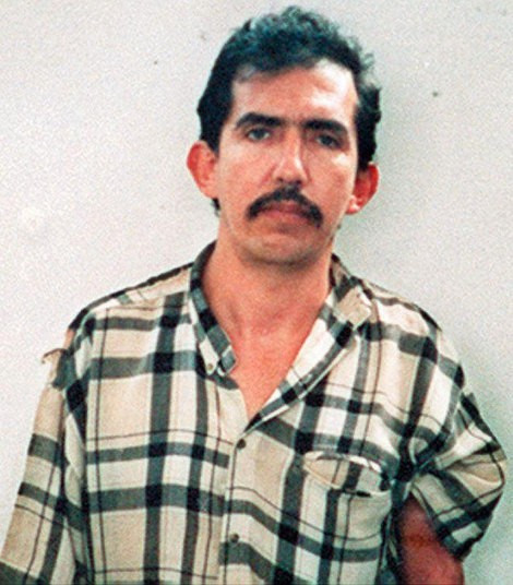 Luis Garavito là một sát thủ khét tiếng ở Colombia. Garavito từng bị bạo hành trong quá khứ. Cảnh sát tình nghi Garavito đã giết hơn 400 nạn nhân, chủ yếu là trẻ em đường phố. Tuy nhiên, trong bản khai tội chính thức, Garavito chỉ thừa nhận y đã giết hơn 140 trẻ em trong vòng 5 năm. Cảnh sát bắt Garavito vào năm 1999. Y đang thi hành án tù 60 năm. Luis Garavito là một sát thủ khét tiếng ở Colombia. Garavito từng bị bạo hành trong quá khứ. Cảnh sát tình nghi Garavito đã giết hơn 400 nạn nhân, chủ yếu là trẻ em đường phố. Tuy nhiên, trong bản khai tội chính thức, Garavito chỉ thừa nhận y đã giết hơn 140 trẻ em trong vòng 5 năm. Cảnh sát bắt Garavito vào năm 1999, hiện y đang thi hành án tù 60 năm.