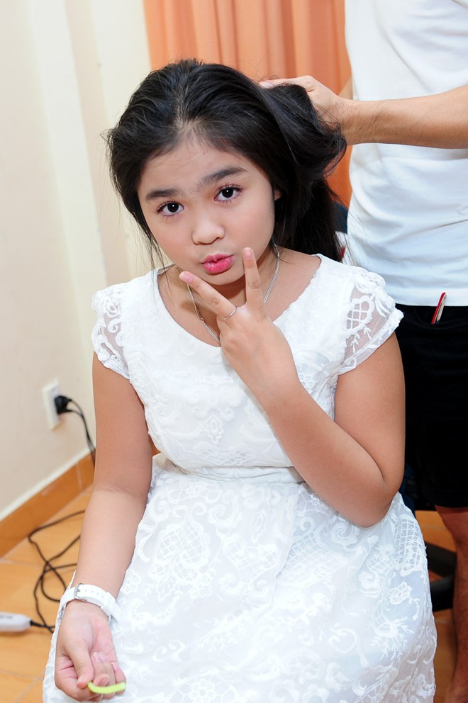 Cô bé Đu đủ Thiện Nhân cùng cách tạo dáng đáng yêu quen thuộc. Khán giả rất tiếc nuối khi đêm qua không được thưởng thức lại màn song ca Thương nhau lý tơ hồng của em và Mai Chí Công do một vài sự cố ngoài mong đợi. d