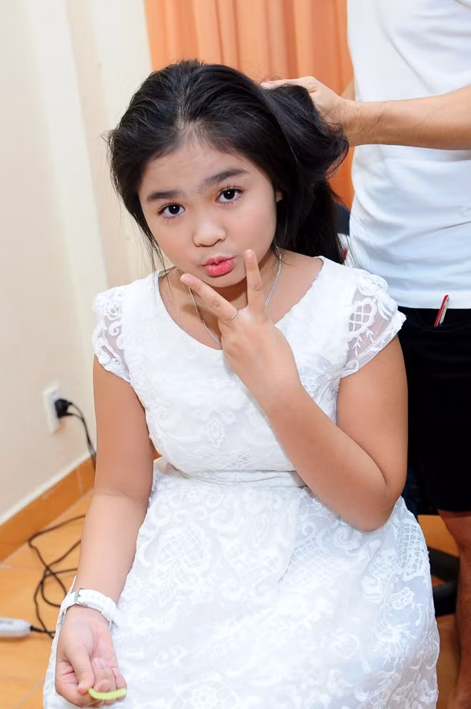 Cô bé Đu đủ Thiện Nhân cùng cách tạo dáng đáng yêu quen thuộc. Khán giả rất tiếc nuối khi đêm qua không được thưởng thức lại màn song ca Thương nhau lý tơ hồng của em và Mai Chí Công do một vài sự cố ngoài mong đợi. d