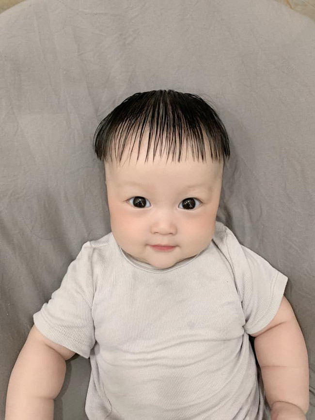 Thích làm tóc nhưng phải ở nhà chăm con, mẹ bỉm sữa đem con ra thoả đam mê với "bảy bảy bốn chín" kiểu đầu ấn tượng - Ảnh 1. Thích làm tóc nhưng phải ở nhà chăm con, mẹ bỉm sữa đem con ra thoả đam mê với "bảy bảy bốn chín" kiểu đầu ấn tượng - Ảnh 1.