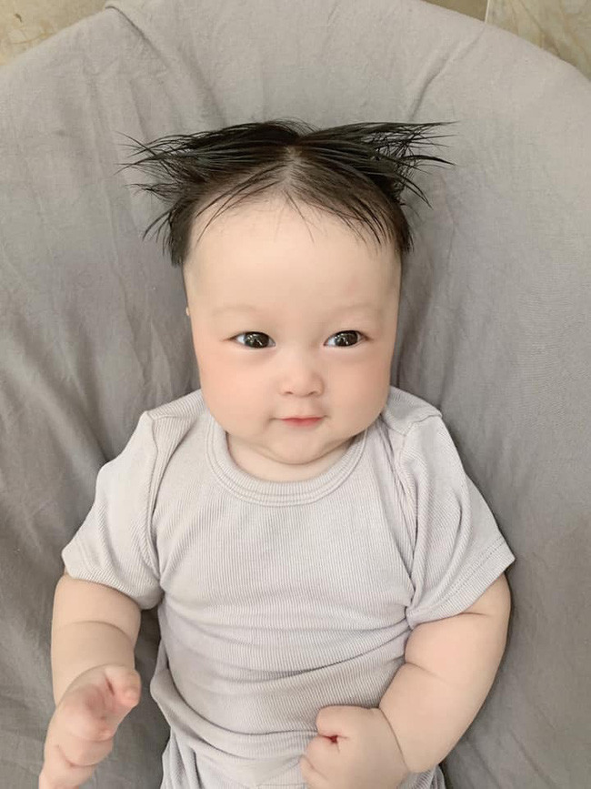 Thích làm tóc nhưng phải ở nhà chăm con, mẹ bỉm sữa đem con ra thoả đam mê với "bảy bảy bốn chín" kiểu đầu ấn tượng - Ảnh 3. Thích làm tóc nhưng phải ở nhà chăm con, mẹ bỉm sữa đem con ra thoả đam mê với "bảy bảy bốn chín" kiểu đầu ấn tượng - Ảnh 3.