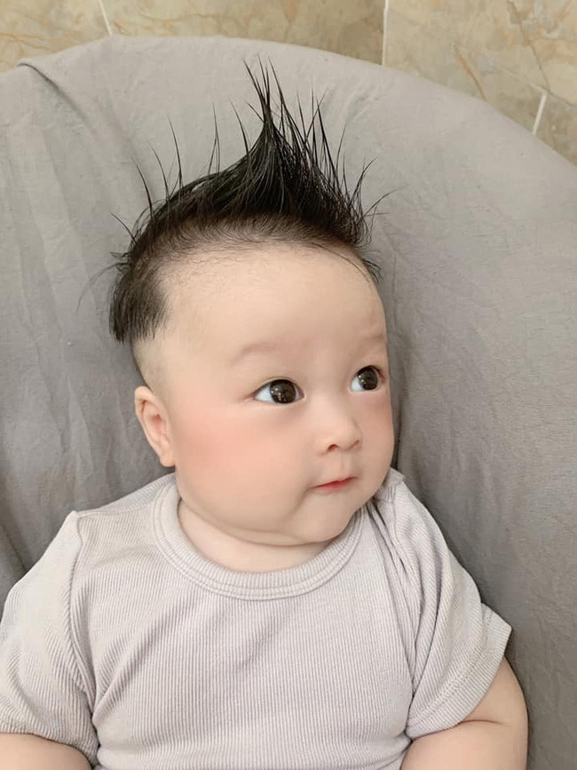 Thích làm tóc nhưng phải ở nhà chăm con, mẹ bỉm sữa đem con ra thoả đam mê với "bảy bảy bốn chín" kiểu đầu ấn tượng - Ảnh 4. Thích làm tóc nhưng phải ở nhà chăm con, mẹ bỉm sữa đem con ra thoả đam mê với "bảy bảy bốn chín" kiểu đầu ấn tượng - Ảnh 4.