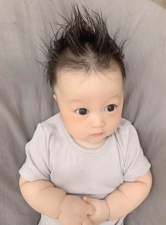 Thích làm tóc nhưng phải ở nhà chăm con, mẹ bỉm sữa đem con ra thoả đam mê với "bảy bảy bốn chín" kiểu đầu ấn tượng - Ảnh 5.