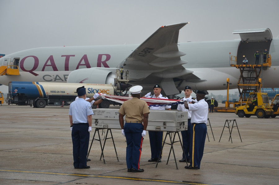 Thực hiện nghi lễ trước khi đưa các bộ hài cốt lên máy bay về Mỹ Thực hiện nghi lễ trước khi đưa các bộ hài cốt lên máy bay về Mỹ