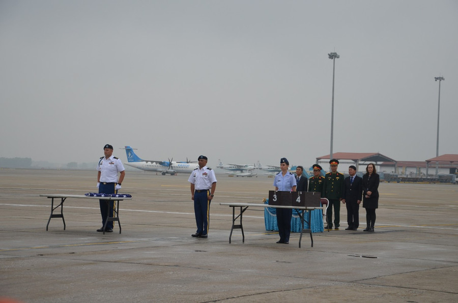 Đại diện Việt Nam chuyển giao các bộ hài cốt được cho là của quân nhân Mỹ mất tích trong chiến tranh Việt Nam Đại diện Việt Nam chuyển giao các bộ hài cốt được cho là của quân nhân Mỹ mất tích trong chiến tranh Việt Nam