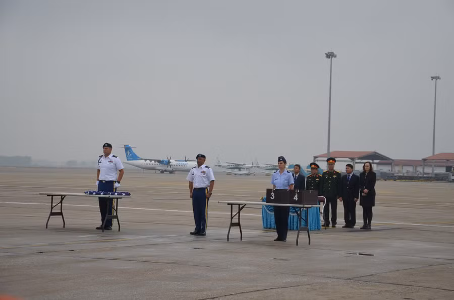 Đại diện Việt Nam chuyển giao các bộ hài cốt được cho là của quân nhân Mỹ mất tích trong chiến tranh Việt Nam