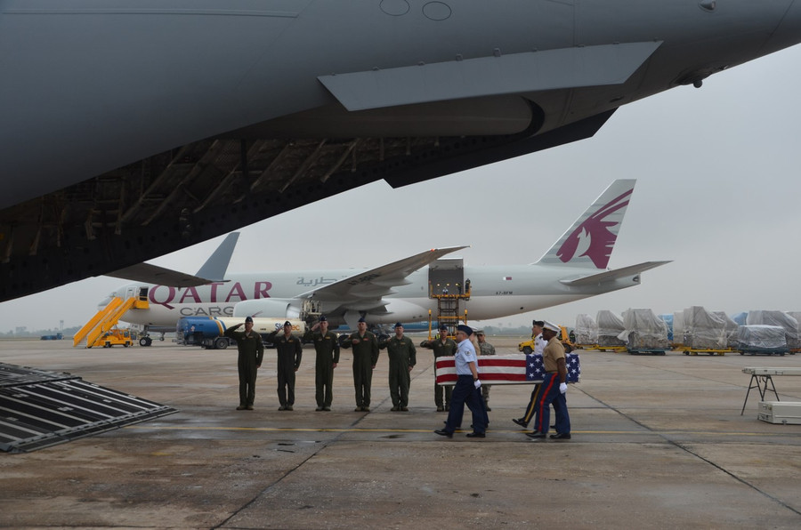 Đội quân danh dự trực thuộc DPAA đưa các bộ hài cốt lên máy bay của Không lực Hoa Kỳ để chuyển về Mỹ. Đội quân danh dự trực thuộc DPAA đưa các bộ hài cốt lên máy bay của Không lực Hoa Kỳ để chuyển về Mỹ.