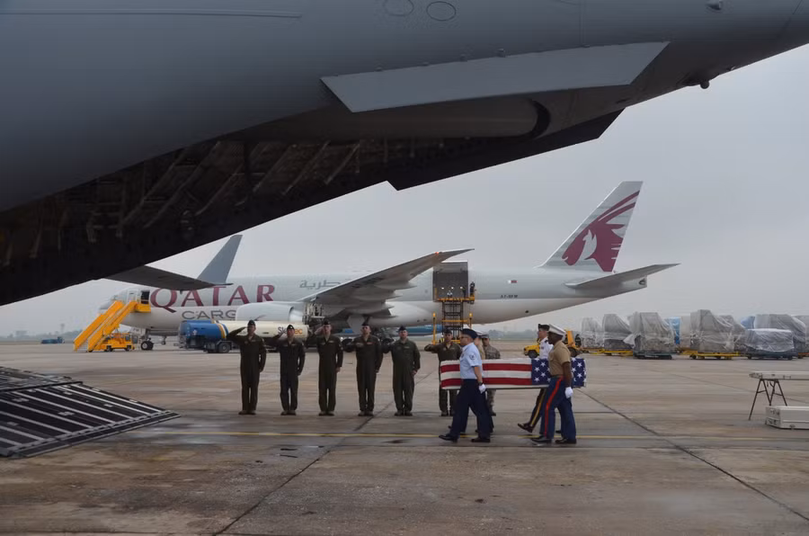 Đội quân danh dự trực thuộc DPAA đưa các bộ hài cốt lên máy bay của Không lực Hoa Kỳ để chuyển về Mỹ.