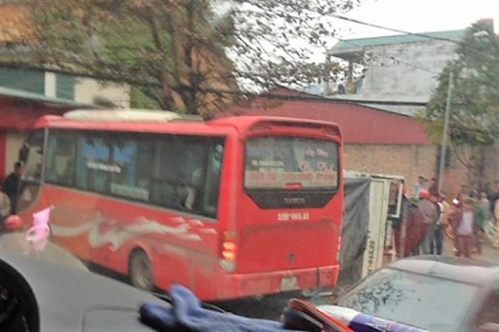 Hiện trường vụ tai nạn giữa xe khách và xe tải khiến 4 người bị thương