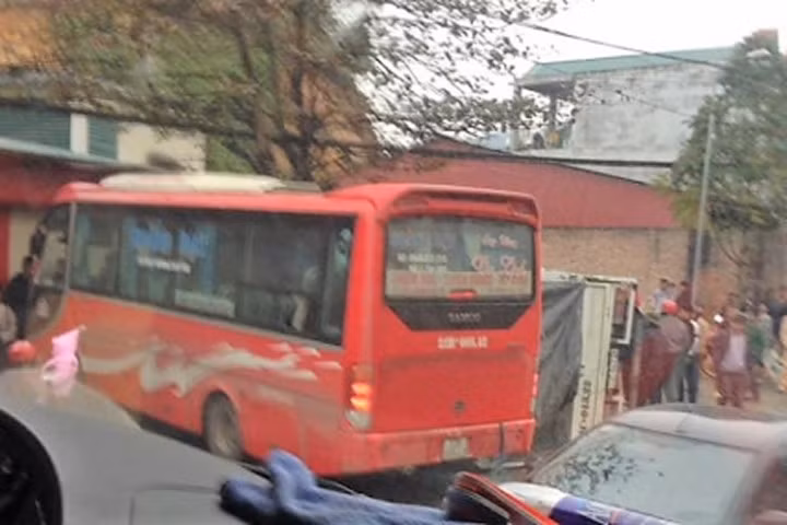 Hiện trường vụ tai nạn giữa xe khách và xe tải khiến 4 người bị thương