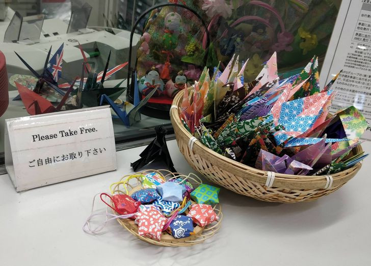Tại sân bay quốc tế Narita (Tokyo), họ tặng bạn origami (một loại nghệ thuật gấp giấy) miễn phí thay vì kẹo. Tại sân bay quốc tế Narita (Tokyo), họ tặng bạn origami (một loại nghệ thuật gấp giấy) miễn phí thay vì kẹo.